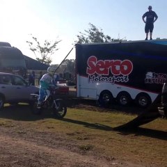 Cet homme tente un backflip pour ranger sa moto...
