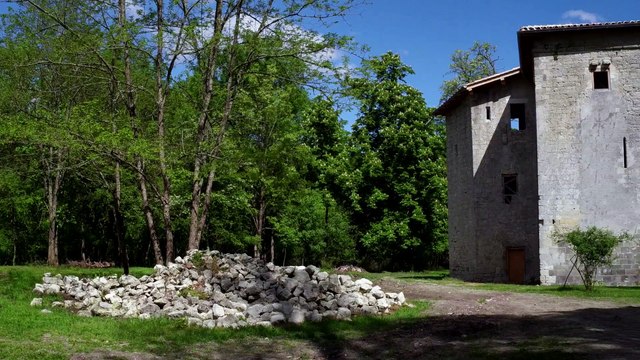 Lot-et-Garonne : depuis trois ans, ils restaurent cet ancien prieuré