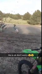 Enorme FAIL en motocross dans la boue... Projeté dans les airs !