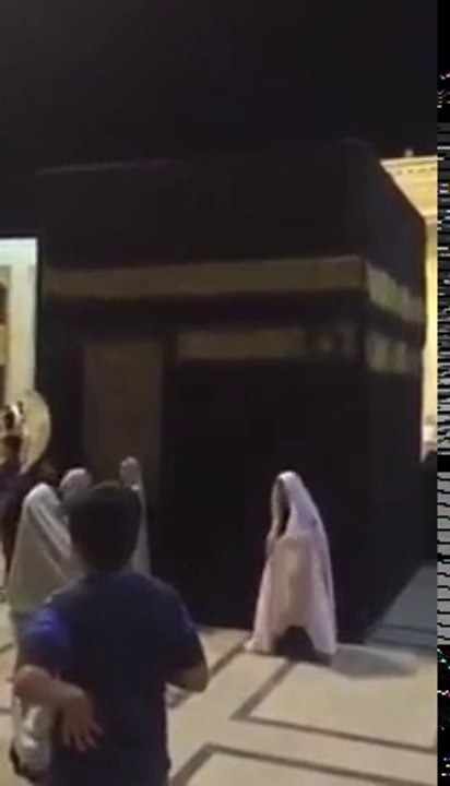 Iranians make Kaaba in Tehran