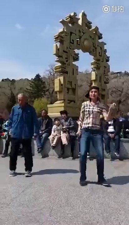 Ce vieux danse mieux que la jeune !