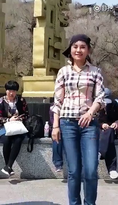 Un vieil homme chinois montre son talent de dance