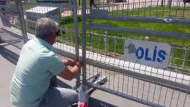 Taksim'de 1 Mayıs Önlemleri Kapsamında Atatürk Anıtı ve Çevresi Polis Bariyerleri ile Kapatıldı