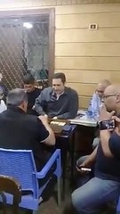 علاء مبارك يلعب طاولة على قهوة بلدى في إمبابة