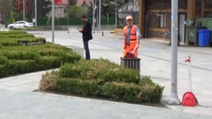 Temizlik İşçileri 1 Mayıs'ı İş Başında Kutladı