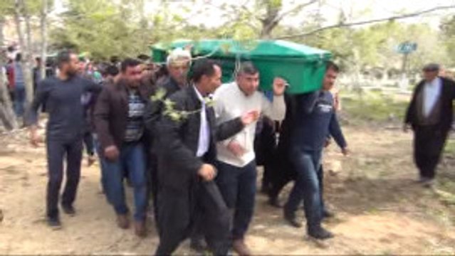 İki Anne Birbirine Sarılarak Acılarını Dindirmeye Çalıştı... Denizde Boğulan 2 Çocuk Toprağa Verildi