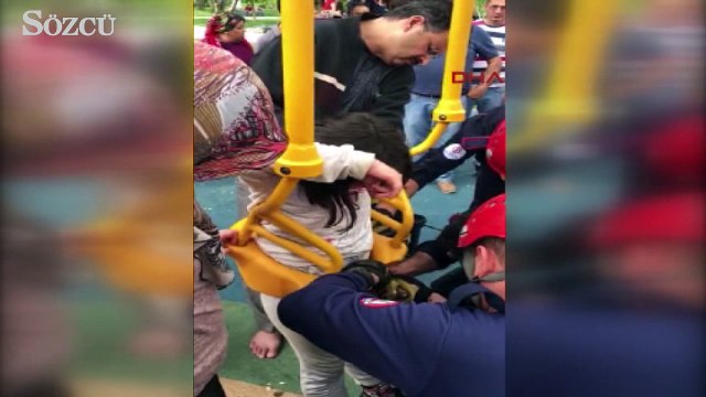 Salıncakta sıkışan çocuğu itfaiye kurtardı