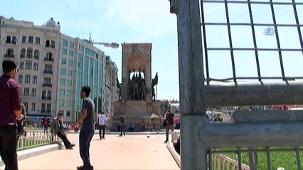 Taksim Meydanı Bariyerlerle Kapatıldı