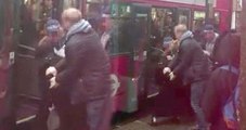 Londra'da Otobüsten Zorla İndirilen Kadının Çarşafını Çıkartmaya Çalıştılar