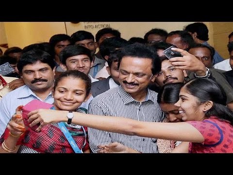 DMK leader MK Stalin slaps an autodriver for taking a selfie