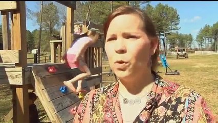 Un enfant de 3 ans se perd dans la forêt et personne n'arrive à le retrouver. Puis un inconnu arrive avec son chien de