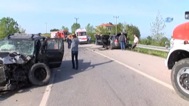 Karşı Şeride Geçen Kamyonet Dehşet Saçtı: 2 Ölü, 3 Yaralı