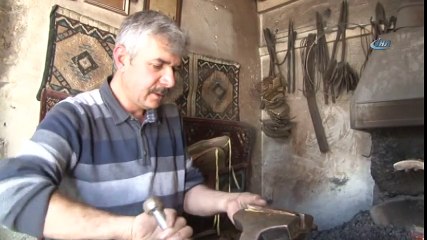 Geyik ve Karaca Boynuzlarından Bıçak Yapıyor