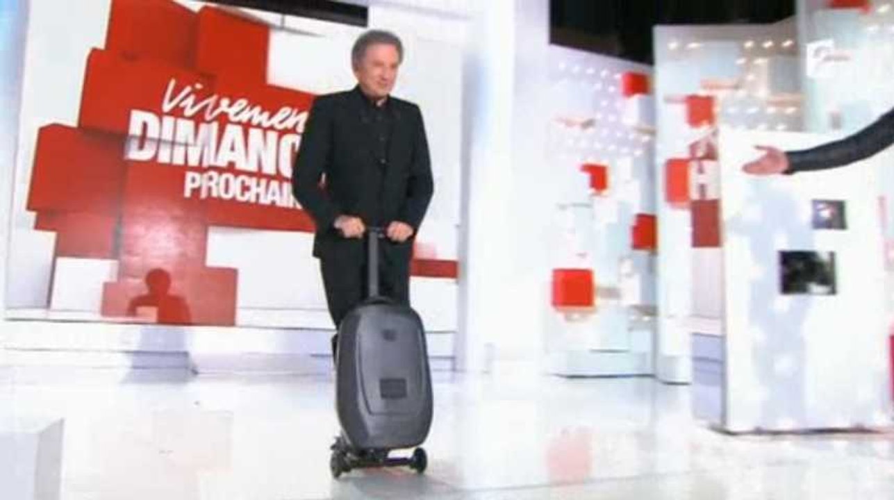 Vivement Dimanche : Michel Drucker fait de la valise-trottinette sur son plateau (vidéo)