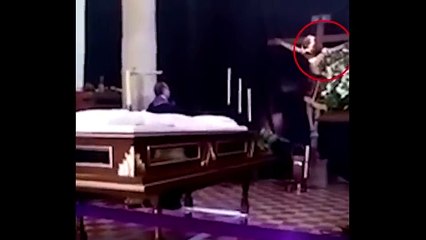 Lutej poshtë statujës së Jezu Krishtit, por kur ngriti sytë lart