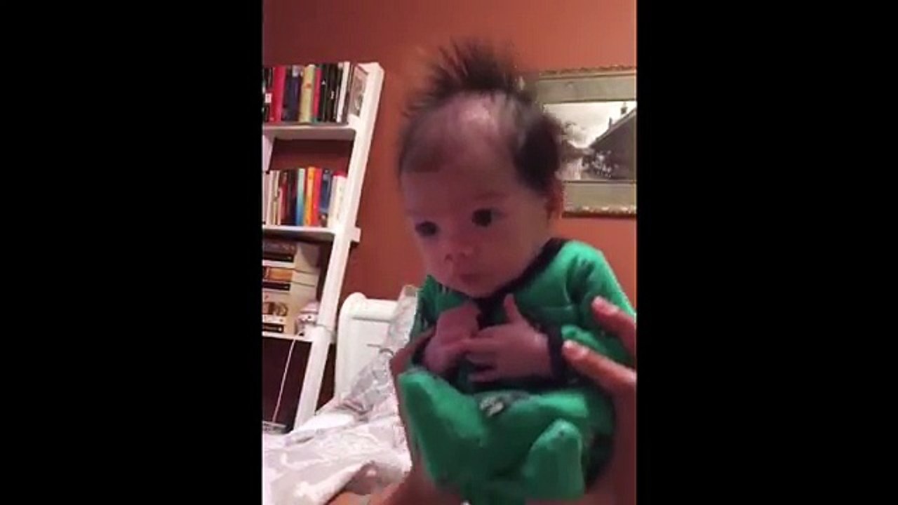 Ce bébé est le bébé le plus drôle du monde...