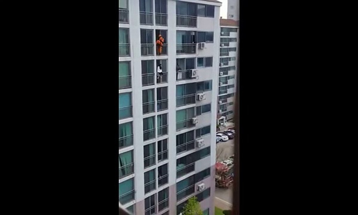 Un pompier chinois sauve une femme en mode ninja
