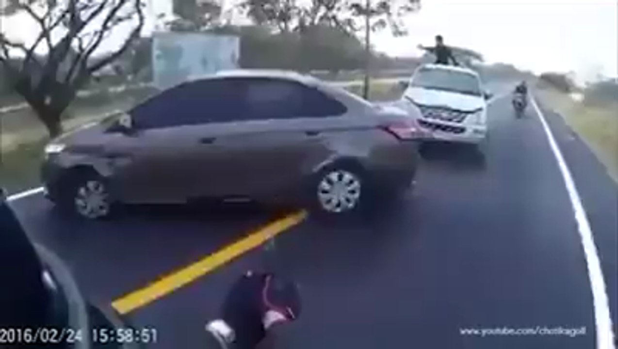 Car ‫ Police Muqabla Goliya Mar Mar K Gari ka Kia Hal kr Diya Phir Ja kr Hath lghy Mujin