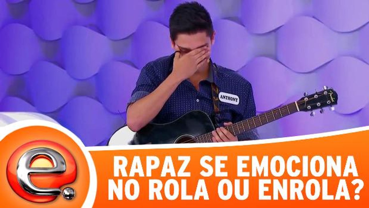 Rapaz se emociona ao ser escolhido no Rola ou Enrola