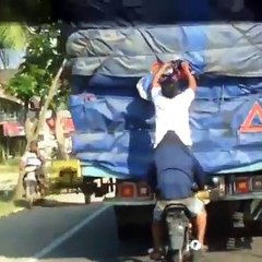 detik detik bajing loncat beraksi di jalan