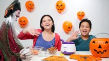 DIY Halloween Recipes - Halloween Cookies & Oreo cookies challenge! Halloween snacks for kids-9Jq6KX
