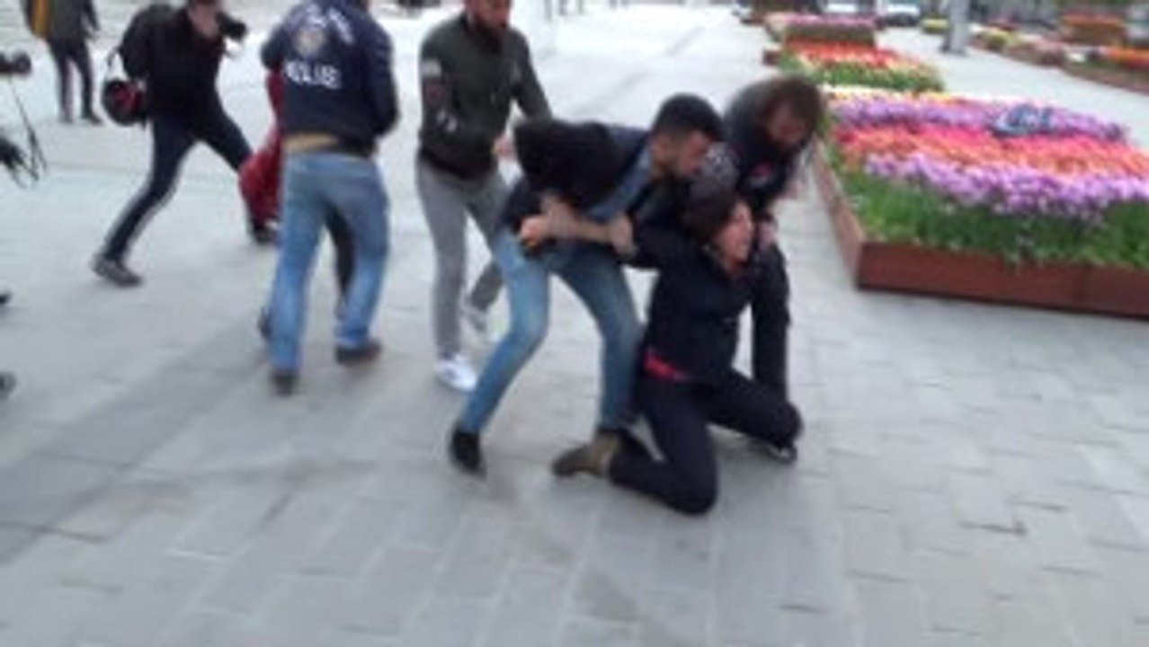 Taksim'de Pankart Açan İki Kadın Gözaltına Alındı