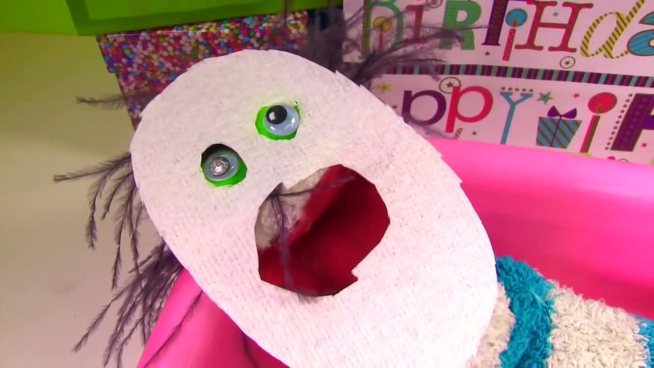 Fizzy Opens Birthday Presents, Takes a Bath & Gets a New Look _ Fizzy Toy Show-r12n