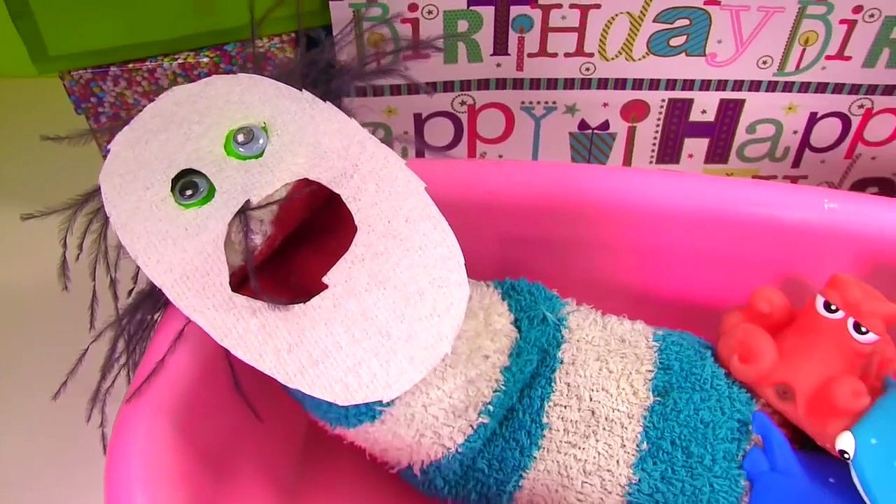 Fizzy Opens Birthday Presents, Takes a Bath & Gets a New Look _ Fizzy Toy Show-r12nc