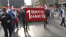 Sendikalar Taksim Meydanı'na Çelenk Bıraktı