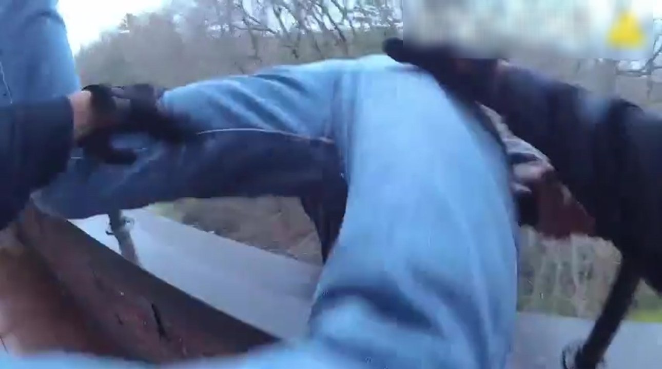 Un policier empêche un homme de sauter d'un immeuble