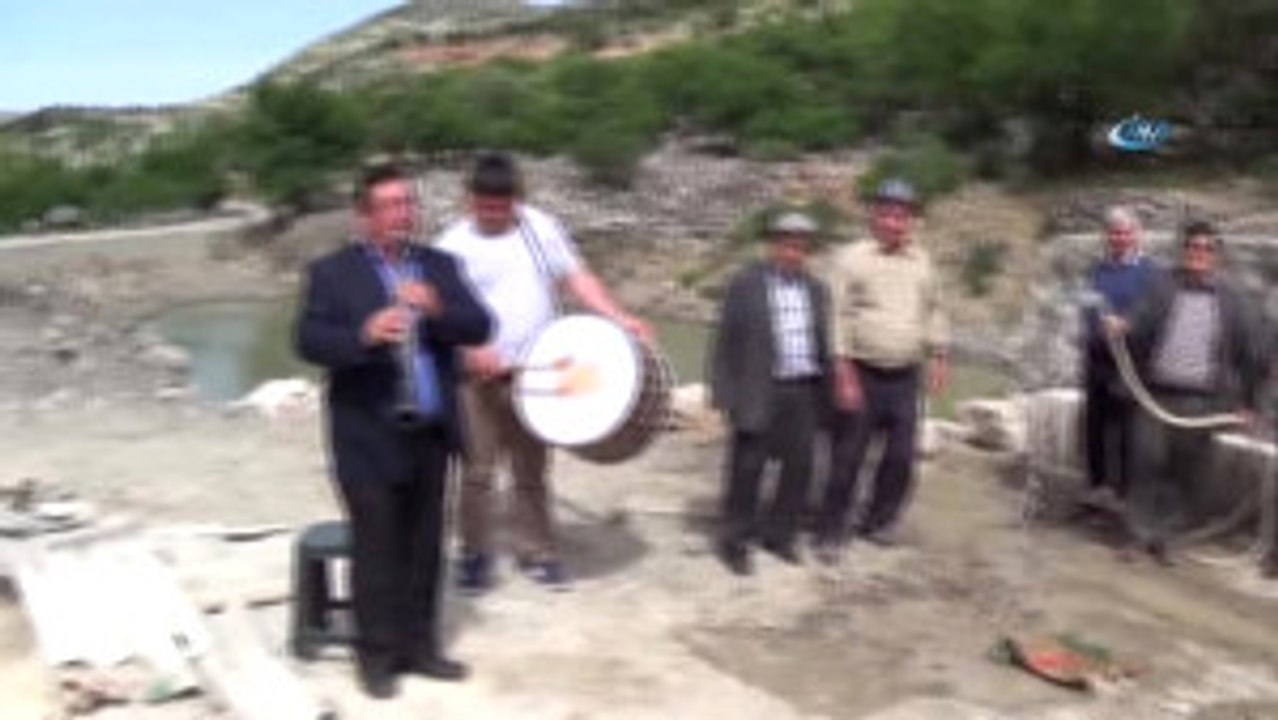 150 Yıl Sonra Kendi İmkanları ile Su Çıkardılar... Davul Zurna ile Suyu Karşıladılar
