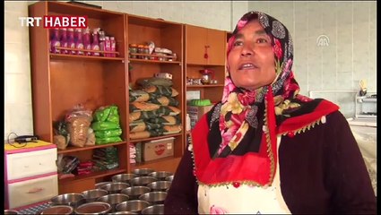 Yemek pişirip dağıtan hayırsever