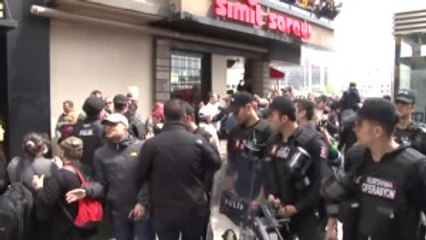 Taksim Meydanı'na Girmeye Çalışan 15 Kişi Gözaltına Alındı