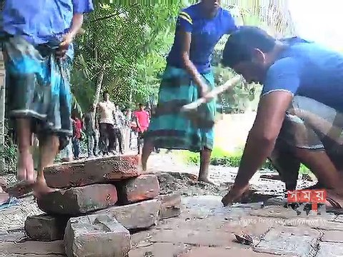 মাদারীপুর পৌরসভার জরাজীর্ণ সড়ক সংস্কার করছেন এলাকাবাসী