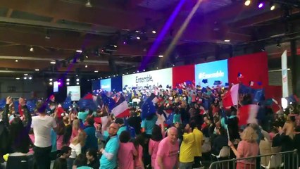 La salle commence à se chauffer pour Macron au Paris Event Center