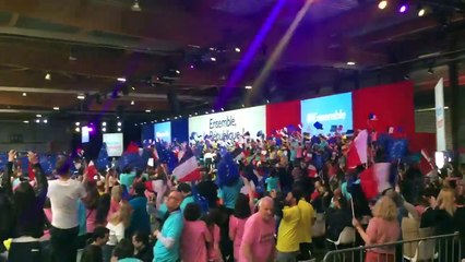 La salle commence à se chauffer pour Macron au Paris Event Center