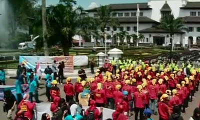 Ratusan Buruh Suarakan Tuntutan di Depan Gedung Sate