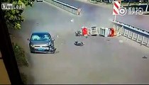Un homme se fait éjecté de son tuk-tuk lors d'un grave accident avec une voiture...