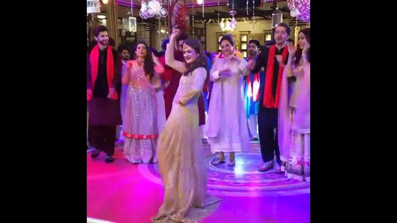 Kubra Khan, Bushra Ansari & others Dancing on the set of upcoming season of Baraat Series