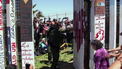 El breve abrazo entre parientes en la frontera México-EEUU