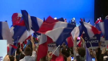 Macron y Le Pen, en campaña entre marchas y disturbios en Paris