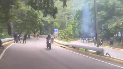 GNB y PNB reprimen a manifestantes en la Cota Mil