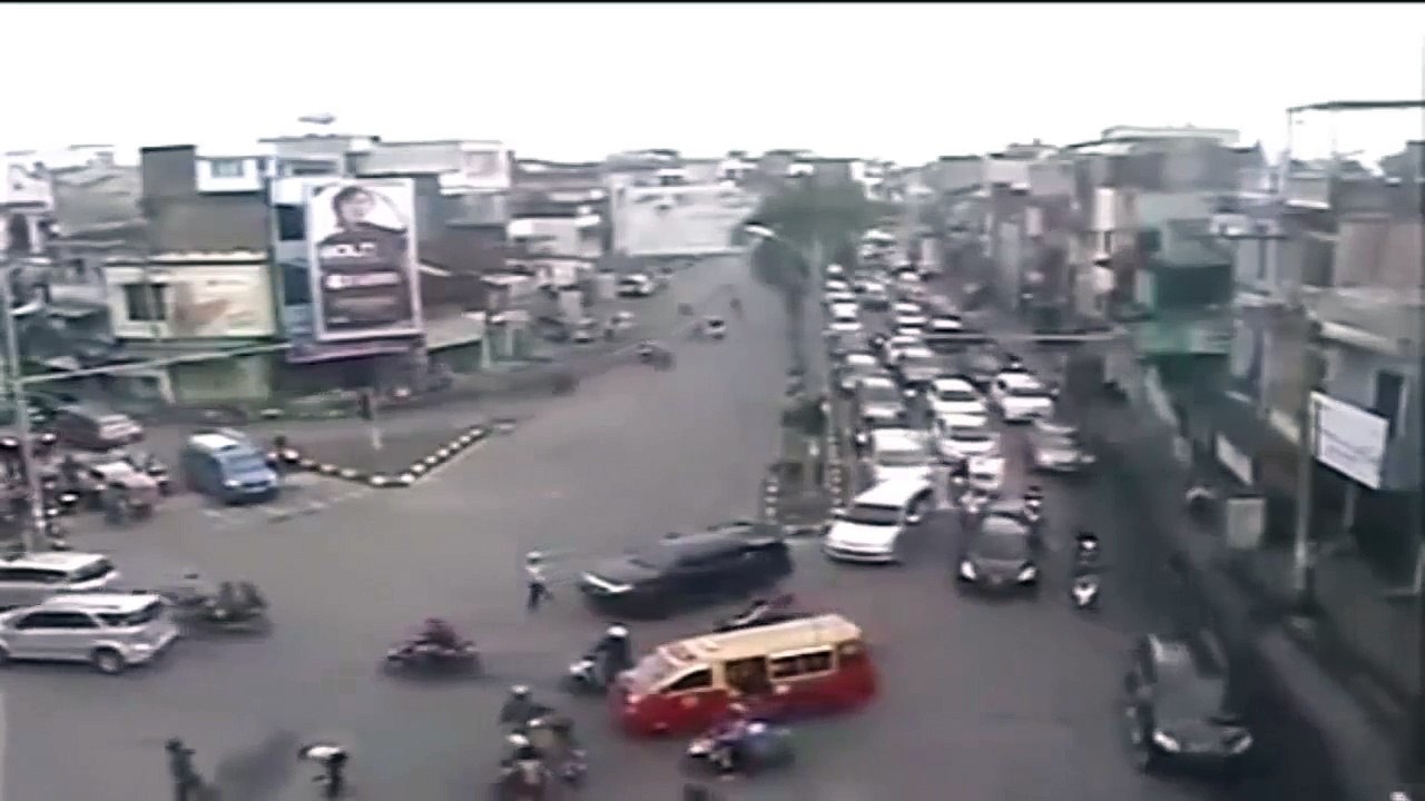 Because of the preoccupation with the mobile, an Indonesian policeman is being harassed