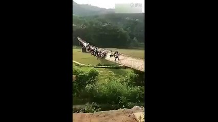 20 TURISTAS FICAM PENDURADOS EM PONTE SUSPENSA NA CHINA