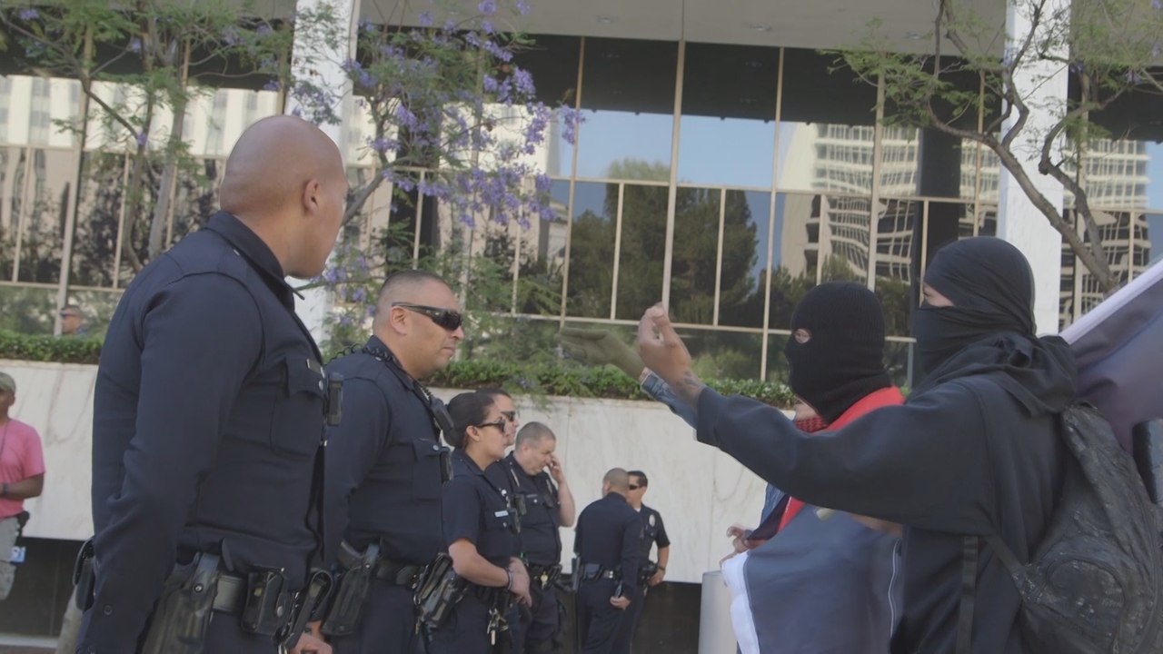 Manifestantes conservadores respaldan políticas antiinmigrantes de Trump