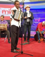 Solo se le desarrollo un brazo pero es todo un profesional tocando el acordion