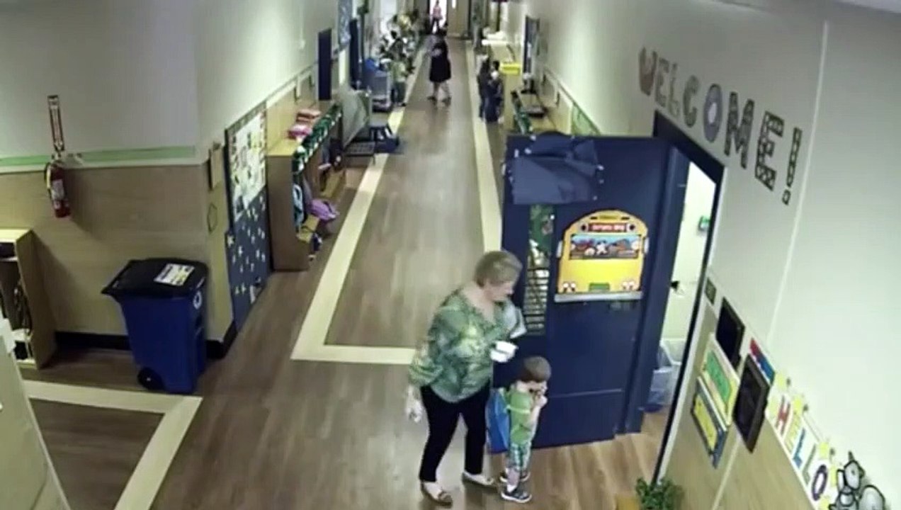 Alors qu’un jeune élève attend devant la porte.