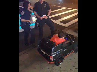 Unos gemelos de 2 años fueron multados por la Policía