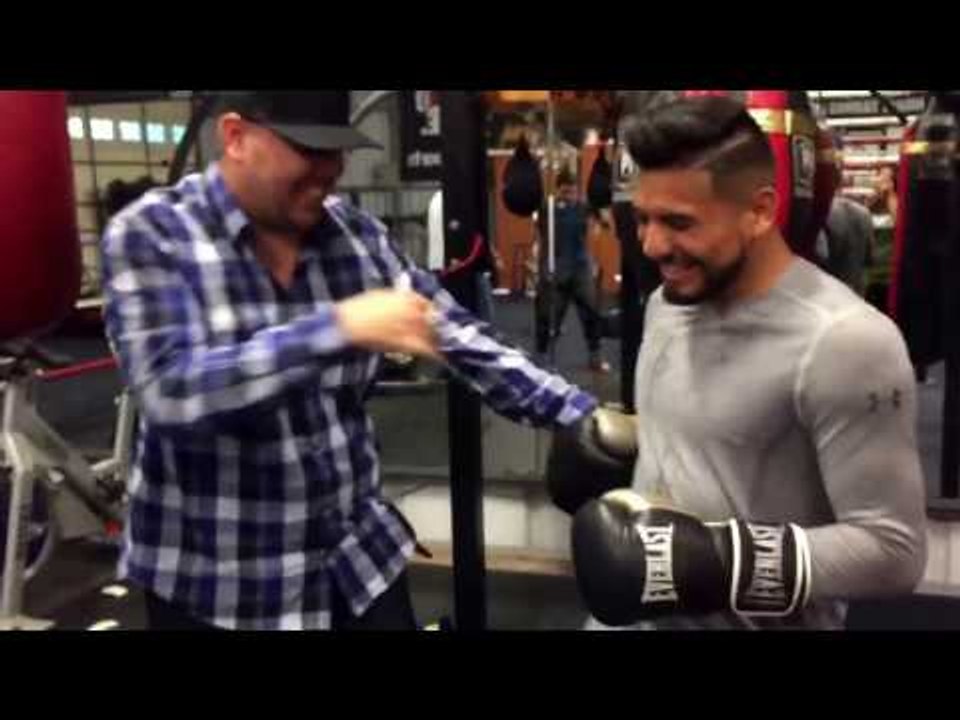 Hilarious!! A guy shows Abner Mares how to throw punches right - EsNews boxing