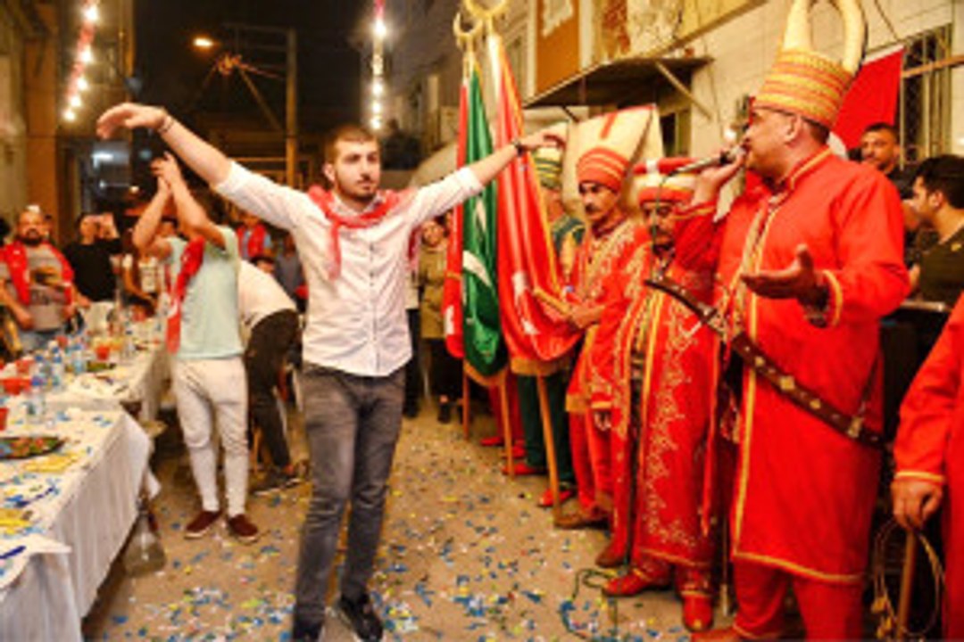 İzmirli İş Adamı, Askere Gidecek Oğlunu Mehterle Uğurladı